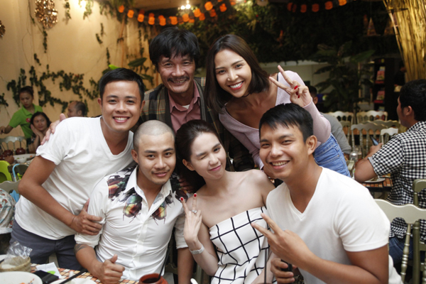 Diễn viên Công Ninh (vai bố Ngọc Trinh) cùng Minh Triệu, stylist Đỗ Long, nhiếp ảnh gia Lê Thiện Viễn.
