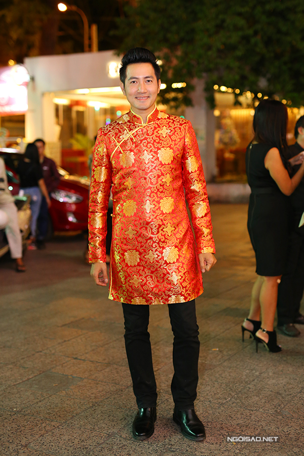 Ca sĩ Nguyễn Phi Hùng áo dài đỏ rực rỡ, làm ca sĩ khách mời trong chương trình.