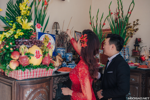 Cặp đôi thắp hương trên bàn thờ gia tiên nhà gái.