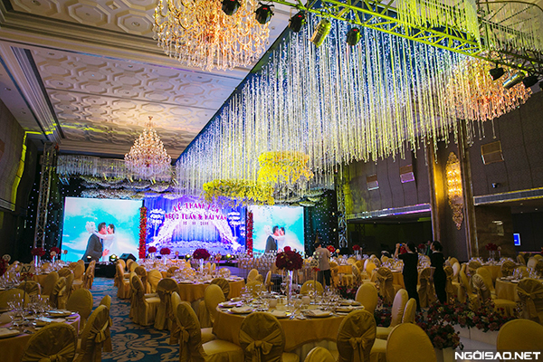Sảnh đãi khách được trang trí với hàng trăm dải đèn lấp lánh. Không gian đám cưới của cặp đôi do Flower Studio Saigon lên kế hoạch và thực hiện.