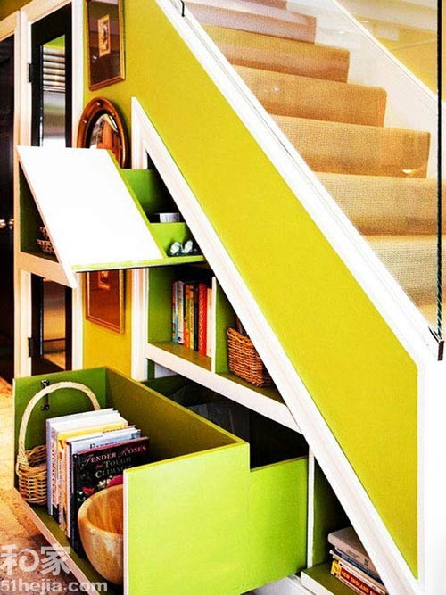 Cầu thang rực rỡ sắc màu, khả năng chứa đồ vô cùng lớn.