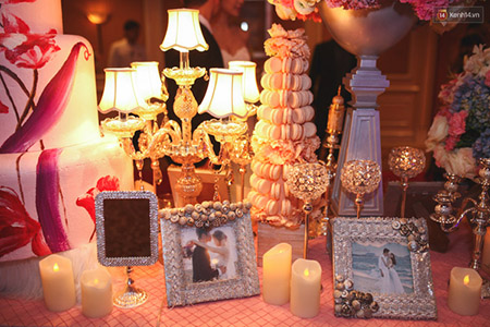 Rất nhiều khung ảnh xinh xắn trên bàn trưng bày ảnh cưới của cặp đôi