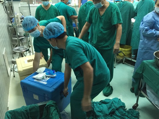 Những hình ảnh lần đầu công bố về ca ghép tạng xuyên Việt - 15