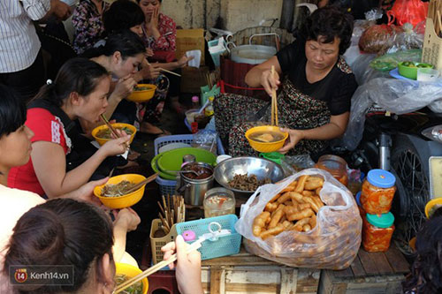 ... Và chỉ cần thiếu chiếc quạt, không gian quán ăn vỉa hè sẽ bị nung nóng, ngột ngạt như thế này.