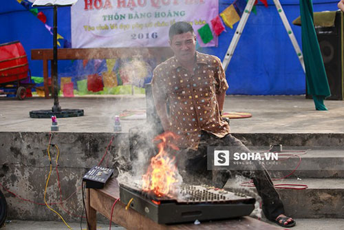 Với kinh nghiệm dày dặn, Công Lý phớt lờ những khó khăn về mặt khách quan, hết mình thể hiện nhân vật.