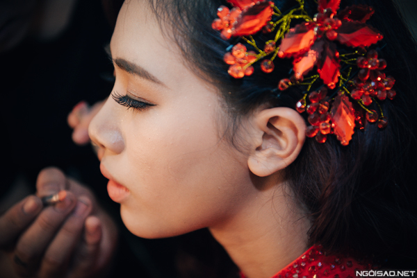 Gương mặt cô được trang điểm tự nhiên, tập trung điểm nhấn vào đôi mắt.