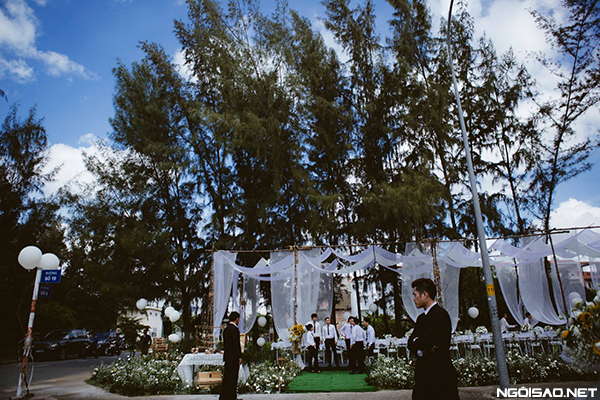 Lễ đính hôn diễn ra ở ngoài trời, ngay tại khuôn viên công viên đối diện nhà của Như Thảo ở TP HCM.