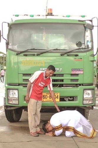 Tân cử nhân Kalangnalong vô cùng thành kính quỳ gối cảm tạ công ơn nuôi dưỡng của cha trước chiếc xe chở rác của ông.