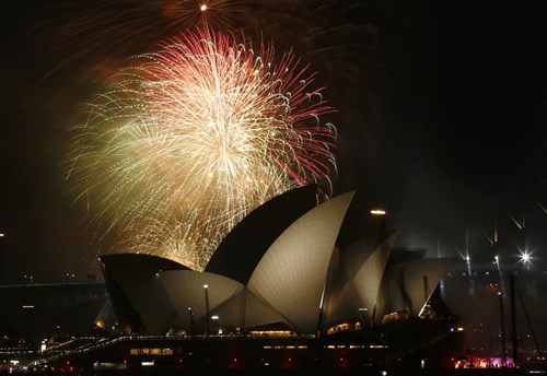 
Loạt pháo hoa đầu tiên lúc 21 giờ tối 31.12.2015 (theo giờ Úc) tại Sydney thắp sáng cả thành phố - Ảnh: Reuters

