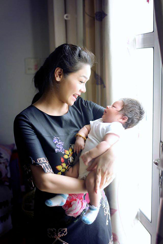 Nhật Kim Anh kể, khi mang bầu cô được tẩm bổ nhiều nên tăng tới 30kg. Tuy nhiên, chỉ sau 1,5 tháng cô đã giảm được 20kg. Dự kiến, tháng 12 tới cô sẽ trở lại showbiz.