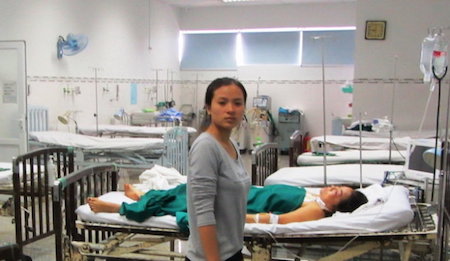 Nạn nh&acirc;n L&ecirc; Thị Thanh Tr&uacute;c (chủ nh&agrave; nghỉ, dịch vụ cầm đồ), một trong hai nạn nh&acirc;n bị đ&acirc;m, đang được điều trị t&iacute;ch cực tại bệnh viện - Ảnh: M.Tr&acirc;n