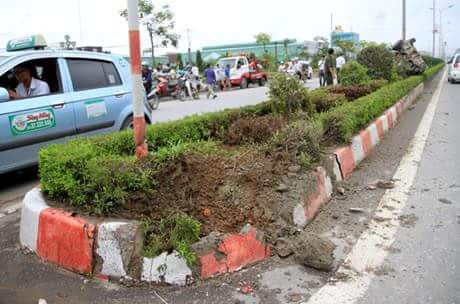 tai nạn giao thông, taxi, dải phân cách