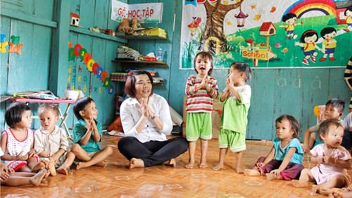 Các em nhỏ ở thôn 3 Đèn Pin (xã Trà Leng, Nam Trà My, Quảng Nam) được học tập, vui chơi trong ngôi trường kiên cố, ấm áp do cô giáo Thoa vận động xây dựng .