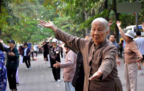 
Người già ở Thủ đô tập thể dục rèn luyện sức khỏe (Ảnh minh họa, Nguồn: Giaoduc.net)
