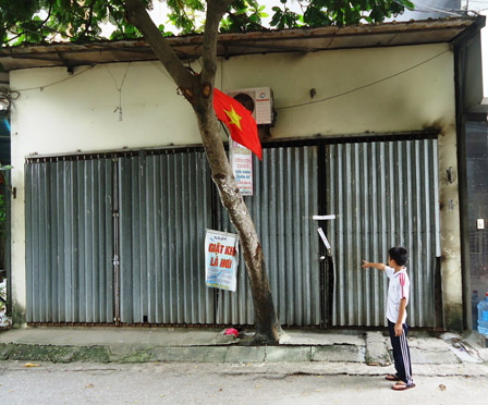 Căn nh&agrave; tan hoang sau vụ ch&aacute;y.