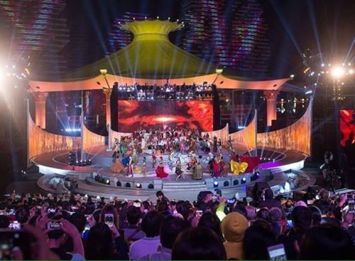 
Quang cảnh sân khấu đêm chung kết với sự tham gia của 114 thí sinh trong trang phục dân tộc.
