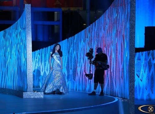 Đại diện Việt Nam được xướng tên trở lại sân khấu trong top 11 - Ảnh: Miss World