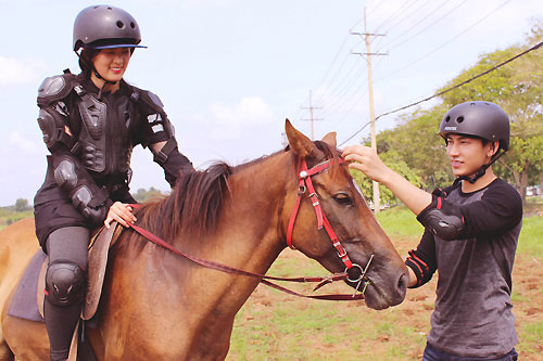 Ca sĩ Isaac (phải) - bạn diễn của Hạ Vi trong phim Tấm Cám - cùng cô tập cưỡi ngựa trên phim trường.