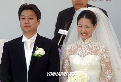Shin Eun Kyung tổ chức đám cưới với Chủ tịch công ty giải trí hàng đầu vào năm 2003.