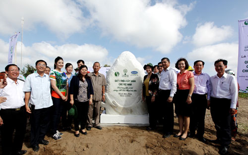 Các đại biểu thực hiện nghi thức đặt bảng đá lưu niệm của chương trình Quỹ 1 triệu cây xanh cho Việt Nam tại Khu di tích đường Hồ Chí Minh trên biển ở Bến Tre.  