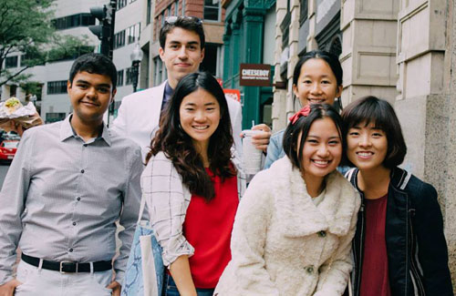 Lã Hồ Minh Khuê (áo trắng hàng trước) cùng các bạn ở Đại học Harvard. Ảnh: NVCC