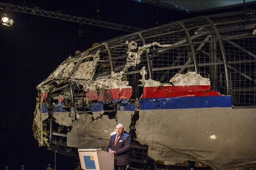 
Ông Tjibbe Joustra, người đứng đầu Ủy ban An toàn Hà Lan, dẫn báo cáo cho biết MH17 bị bắn rơi bởi một quả tên lửa phòng không từ khu vực do lực lượng chống chính phủ kiểm soát ở miền đông Ukraine. Quả tên lửa nổ ở phần trên, mạn trái máy bay. Động cơ bên trái cũng bị hư hại do vụ nổ.
