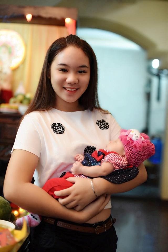 Con gái lớn Khánh Ngân trong ngày đầy tháng em gái.