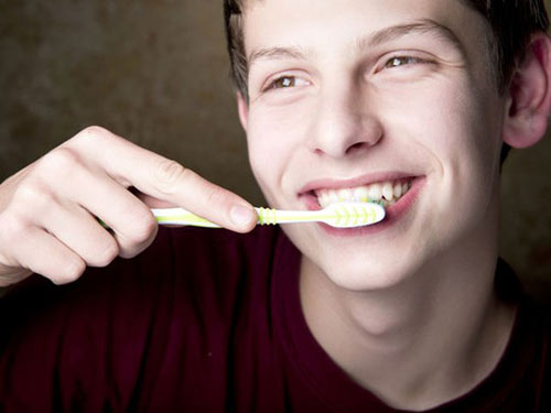 
Đánh răng trước khi ngủ giúp giảm hôi miệng buổi sáng
