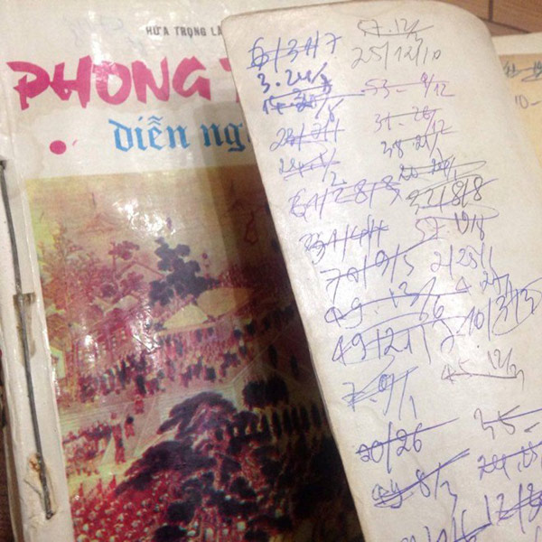 Ngày tháng thuê được ghi ngay trên bìa sách là một đặc trưng dễ thấy ở những cửa hàng cho thuê sách truyện.