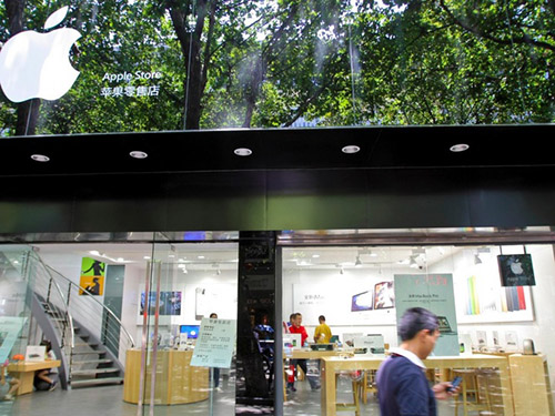 Ngoài nhái iPhone, nhiều cửa hàng tại Trung Quốc còn nhái Apple Store. Ảnh: RT.