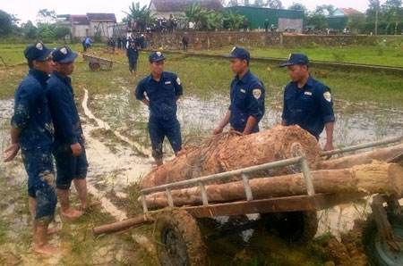 Sau nhiều nỗ lực, lực lượng chức năng đã đưa quả bom lên thành công