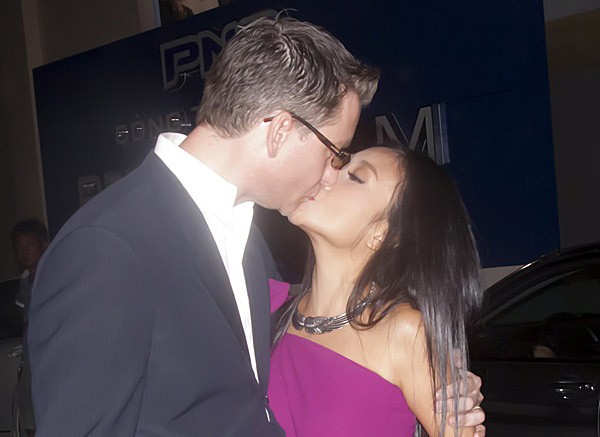 Hai vợ chồng Đoan Trang trao nhau nụ hôn ngọt ngào