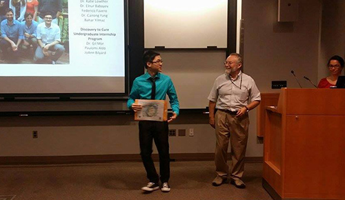 Bùi Minh Triết nhận bằng khen từ giáo sư Gil Mor (Đại học Y Yale) cho những nỗ lực và thành tích đạt được. Ảnh: NVCC.