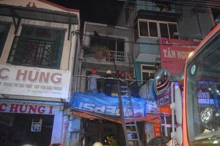 L&iacute;nh cứu hỏa triển khai chữa ch&aacute;y tại hiện trường