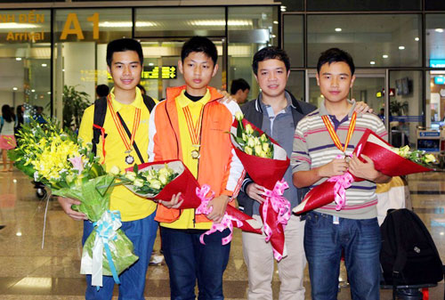 Huy chương Vàng Lương Hoàng Tùng cùng hai người bạn cùng lớp 9H1 THCS Trưng Vương đều đạt giải Bạc -Tô Minh Anh và Nguyễn Minh Đức chụp ảnh cùng thầy chủ nhiệm Bùi Mạnh Tùng. Ảnh: Trungvuong.edu.vn.