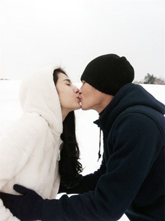Nụ hôn ngọt ngào giữa không gian ngập tuyết trắng đáng ghen tị của Công Vinh và Thủy Tiên cũng được khán giả hâm mộ đặc biệt ấn tượng.