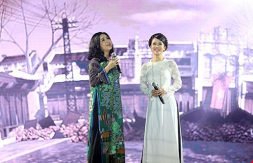
Diva Thanh Lam và Hồng Nhung song ca trong chương trình Đại nhạc hội Chào 2016. Ảnh: VTV
