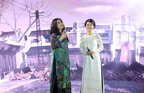 
Diva Thanh Lam v&agrave; Hồng Nhung song ca trong chương tr&igrave;nh Đại nhạc hội Ch&agrave;o 2016. Ảnh: VTV
