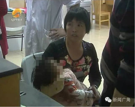 Ch&aacute;u b&eacute; trong t&igrave;nh trạng v&ocirc; c&ugrave;ng nguy kịch, m&aacute;u chảy ướt đẫm quần &aacute;o b&eacute;.