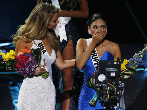 Hành động mỉm cười và chúc mừng của Hoa hậu Mỹ bị những người ủng hộ mỹ nhân Colombia chỉ trích.