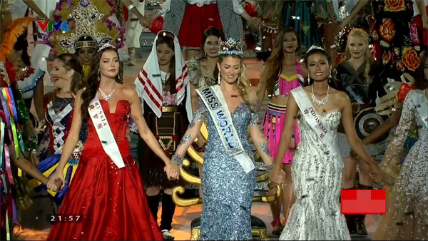 
Người đẹp Tây Ban Nha hạnh phúc trong khoảnh khắc đăng quang, bên cạnh Á hậu 1 (Nga) và Á hậu 2 (Indonesia).
