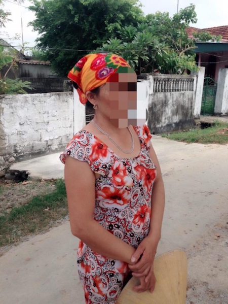Chị H. - mẹ cháu H. đau xót khi kể về sự việc con gái mình bị các đối tượng hãm hiếp.