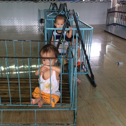 Các bé được các dì nuôi tại Cô nhi viện Xuân Tâm, Xuân Lộc, Đồng Nai.