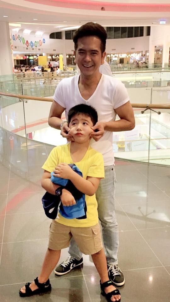 Hùng Thuận dành nhiều thời gian đưa con trai đi chơi, xem phim.