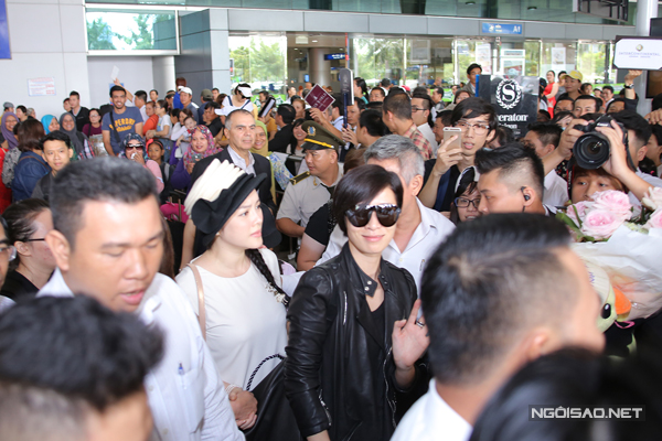 Người đẹp Lý Nhã Kỳ đích thân ra đón Xa Thi Mạn. Sân bay Tân Sơn Nhất trở nên náo nhiệt hơn bởi sự xuất hiện của một trong những diễn viên nữ đình đám TVB.