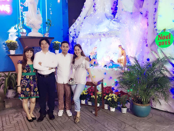 Một hình ảnh khác của Khánh Thi bên bố mẹ chồng trong đêm Noel