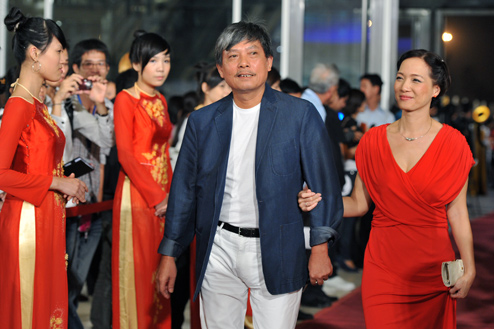
Vợ chồng Lê Khanh trên thảm đỏ một sự kiện.
