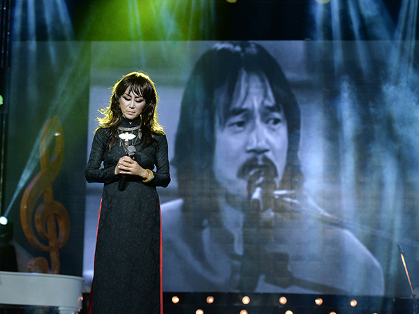 
Cuối năm ngoái, Lê Uyên đã có một liveshow dành tặng cho người chồng quá cố tại Thành phố Hồ Chí Minh.
