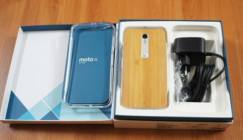 
Phụ kiện theo Moto X Style gồm: sạc nhanh, sách hướng dẫn, tai nghe và vỏ bảo vệ máy
