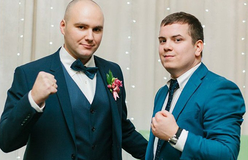Hai người bạn thân trong đám cưới của Voytolovsky (trái). Ảnh: CNN